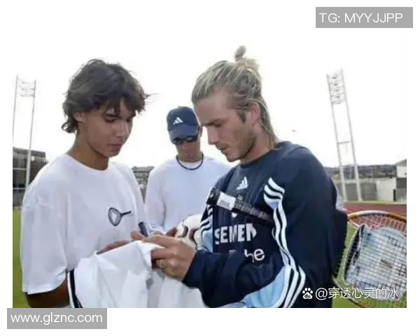 足球明星展示个性球鞋照片引发球迷热议与时尚潮流碰撞